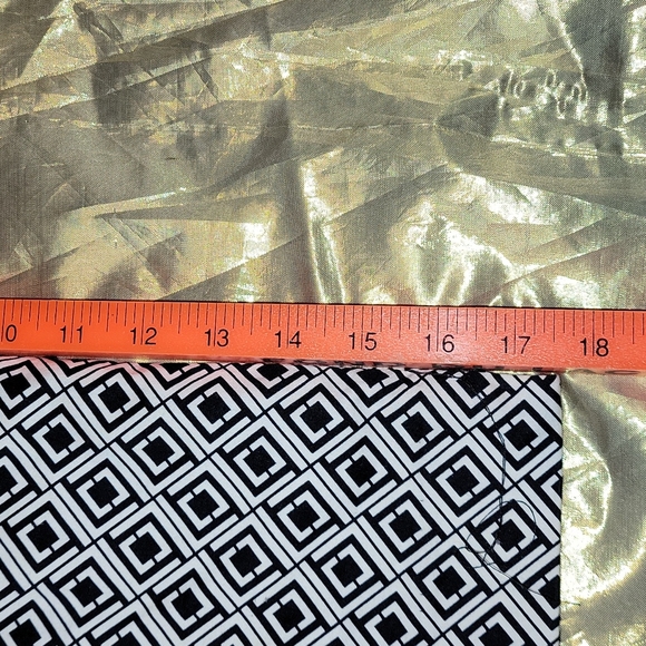 Liz Claiborne Women's Stretch Skirt with built in shorts. Size 12 - Picture 3 of 8